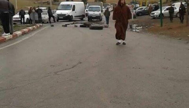 بالصور مواطنون يغلقون طريق عين مليلة وقسنطينة