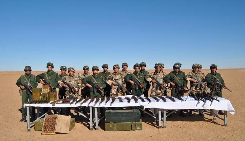 الجيش يعثر على 22 قطعة سلاح داخل مخبأ في تينزواتين