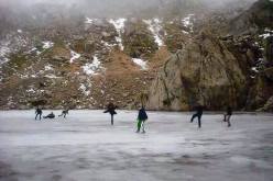 صور رائعة من تيكجدة لشبان يمارسون التزلج فوق الجليد