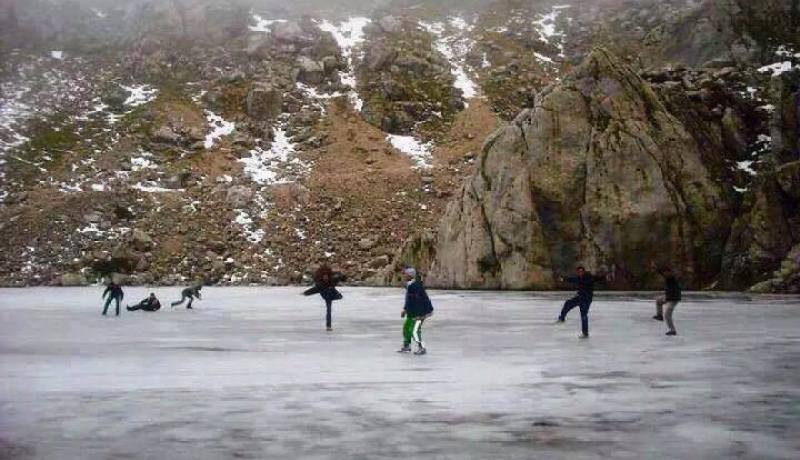 صور رائعة من تيكجدة لشبان يمارسون التزلج فوق الجليد