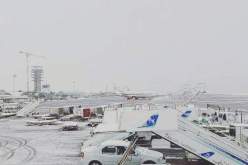 بالصور الثلوج تغطي خطوط ممرات الطائرات في مطار محمد بوضياف بقسنطينة