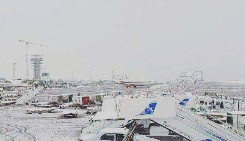 بالصور الثلوج تغطي خطوط ممرات الطائرات في مطار محمد بوضياف بقسنطينة