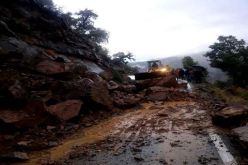 انهيار صخري على الطريق بين تاكسنة وسلمى في جيجل