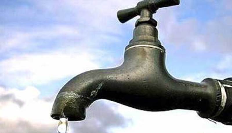 إنقطاع المياه لمدة 5 أيام.. مواطنون يغلقون الطريق في حي رابح بوعزيز في عين البنيان