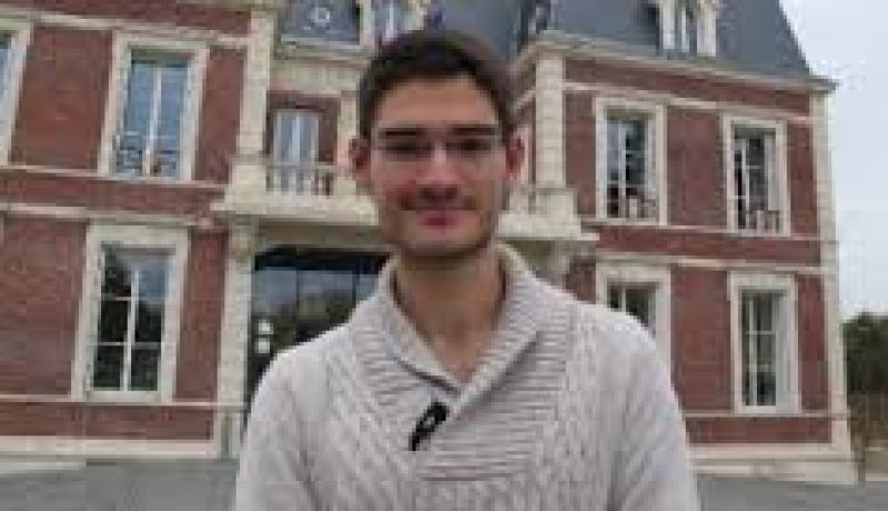 تجريد نائب فرنسي من مسؤولياته بعد اعتناقه الإسلام