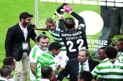 سليماني يرفـض الاحتفال بالخمر ويتشابك مع حارس لشبونة بعد رشّه بالشمبانيا