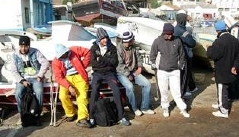 عناصر من الجيش الإيطالي يعتدون بالضرب على حراڤة جزائريين