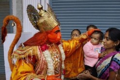 رجل بذيل طويل يتحول إلى “إله” في الهند