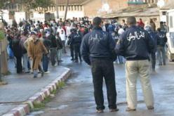 مجموعة من سكان البنايات القديمة بمدينة قالمة تحتج أمام مقر الدائرة