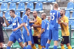 جبــور يعتدي بالركل على أحد اللاعبين في مباراة ودية ويثير سخط اليونانيين