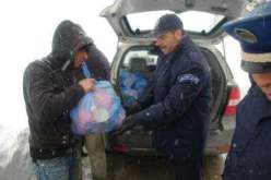 بالصور..مصالح الأمن تقدم الإعانات في المناطق المعزولة بسبب الثلوج