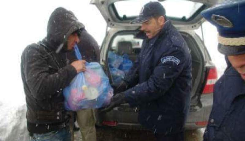 بالصور..مصالح الأمن تقدم الإعانات في المناطق المعزولة بسبب الثلوج