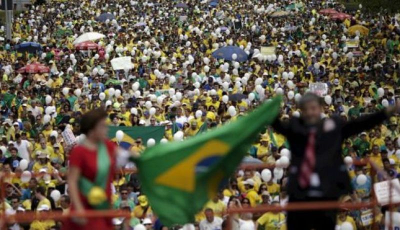 مظاهرات حاشدة في البرازيل تطالب باستقالة رئيسة البلاد