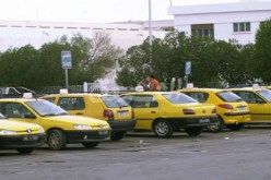 160 سائق سيارة أجرة تونسي يحتجون أمام الحدود مع الجزائر