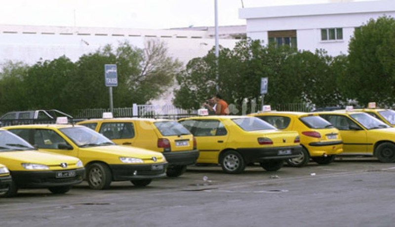 160 سائق سيارة أجرة تونسي يحتجون أمام الحدود مع الجزائر