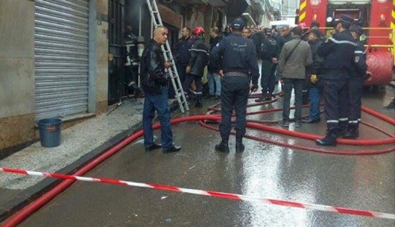 بالفيديو والصور.. نشوب حريق دخل محل في ولاية سكيكدة