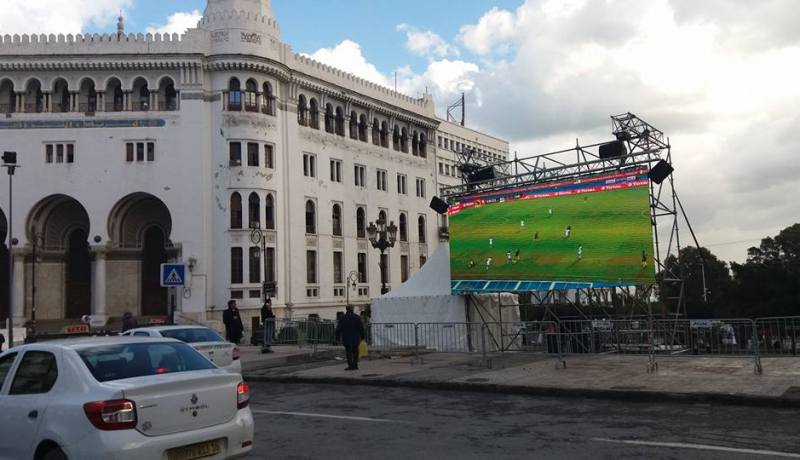 نصب شاشة عملاقة بالعاصمة لمشاهدة مباراة الخضر