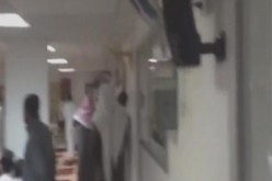 فيديو يظهر القاء قوات الامن السعودي القبض على أحد منفذي تفجير المسجد