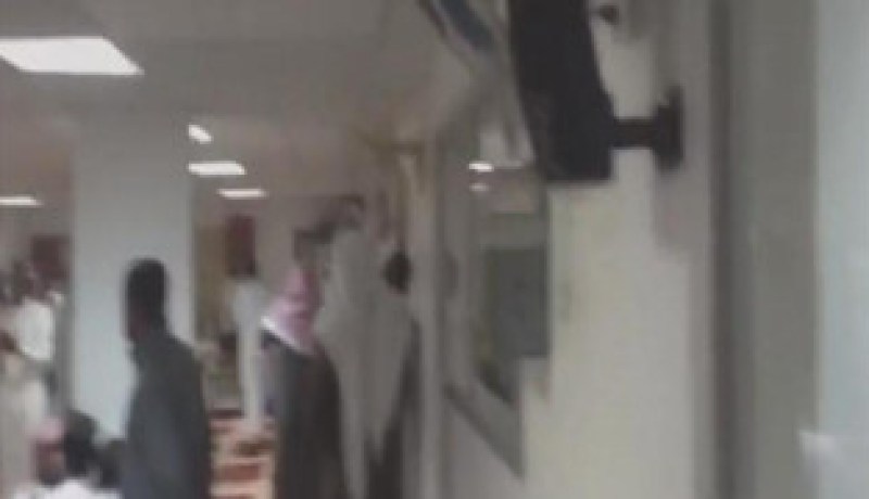 فيديو يظهر القاء قوات الامن السعودي القبض على أحد منفذي تفجير المسجد
