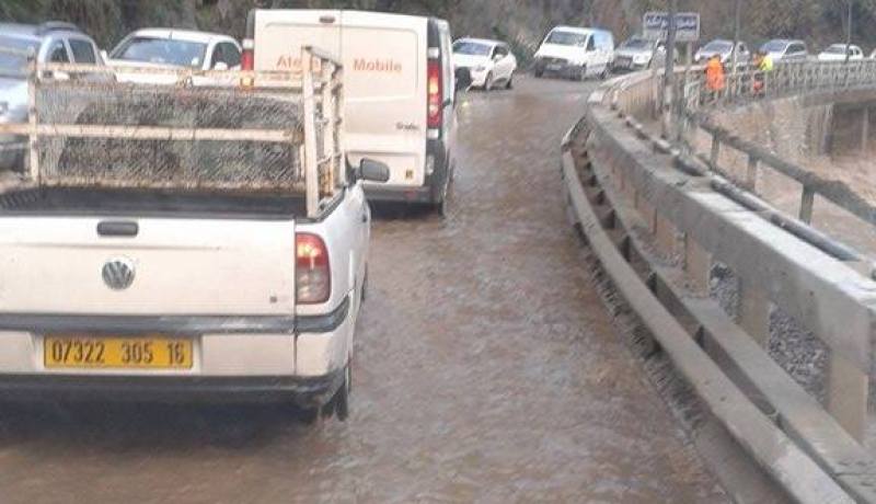 بالفيديو.. شلل في حركة المرور على مستوى طريق الشفة بسبب السيول‎