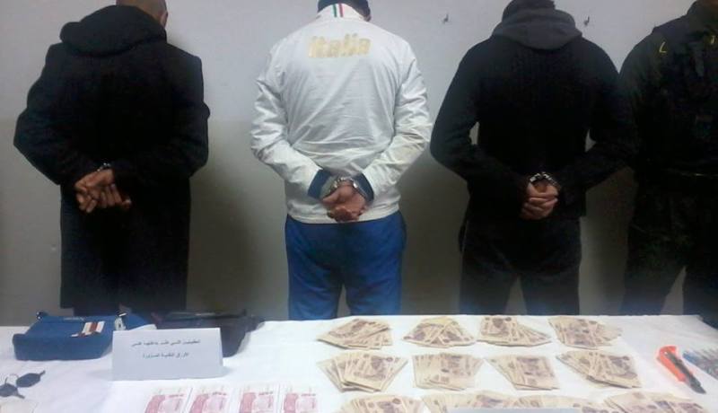 تفكيك شبكة مختصة في تزوير العملة الوطنية و الوثائق الرسمية في البيض