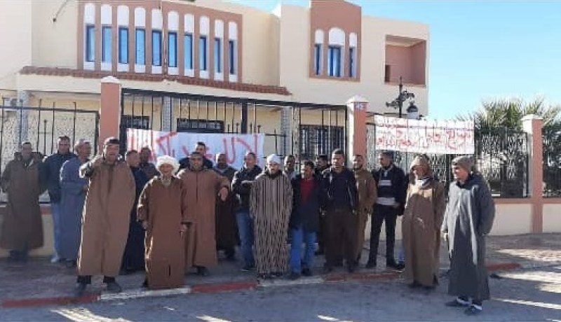 بالصور.. محتجون يغلقون مقر بلدية حاسي فدول بالجلفة