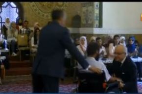 بالفيديو مدلسي يجلس ويكرم طالب من ذوي الإحتياجات الخاصة