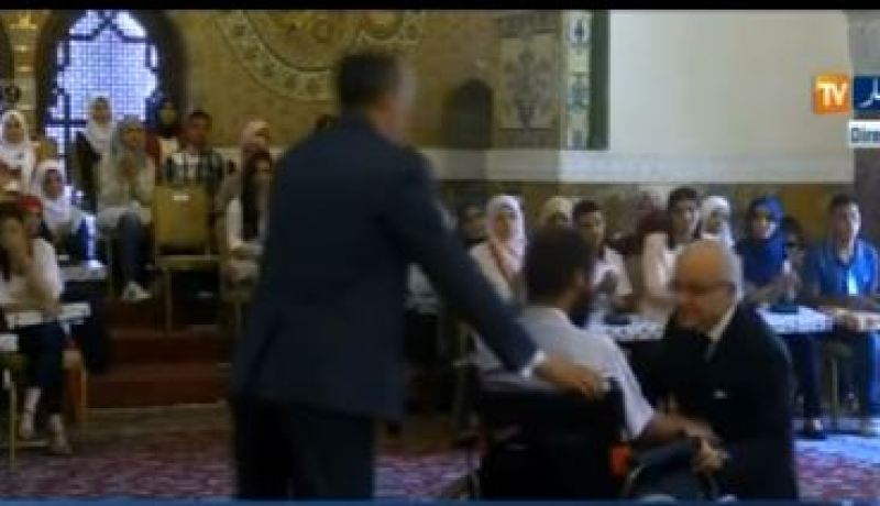 بالفيديو مدلسي يجلس ويكرم طالب من ذوي الإحتياجات الخاصة