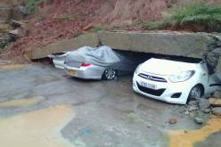 بالصور..جدار اسمنتي يسحق مجموعة سيارات بعد انهياره في المدية