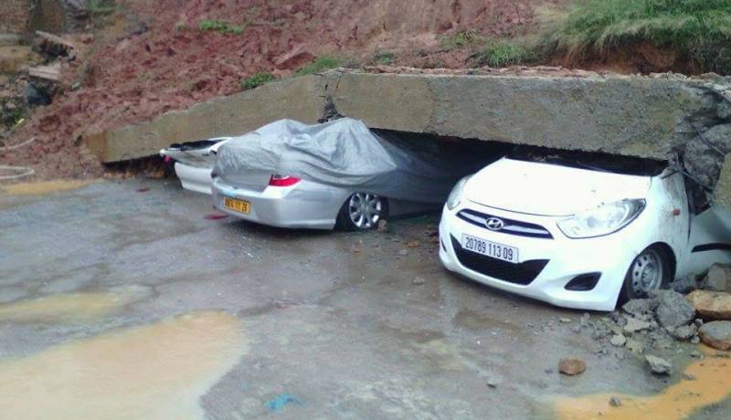 بالصور..جدار اسمنتي يسحق مجموعة سيارات بعد انهياره في المدية