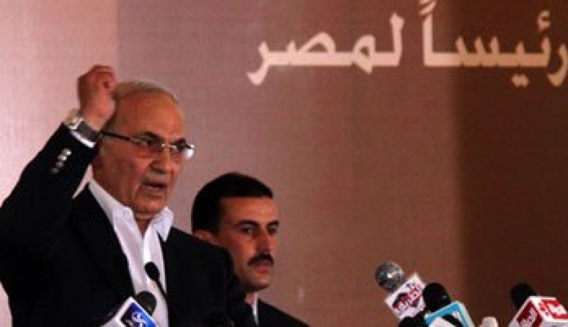 كاتب سعودى: وصول شفيق للرئاسة معناه استمرار الاضطرابات