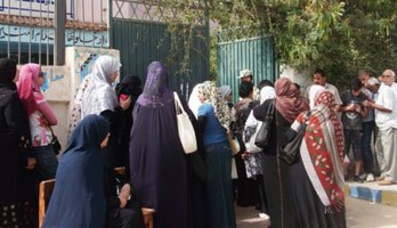 ضبط وكيل محمد مرسى يقوم بتسويد 32 بطاقة بقنا وإحالته للنيابة العامة