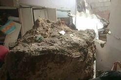 بالصور.. إصابة شخص بعد انهيار صخري في عين البنيان بالعاصمة