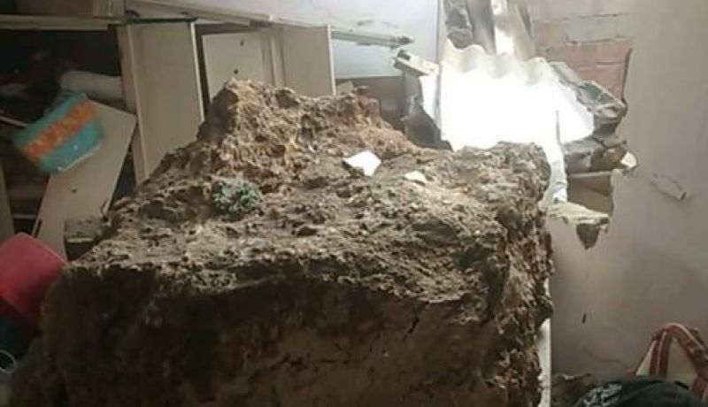 بالصور.. إصابة شخص بعد انهيار صخري في عين البنيان بالعاصمة