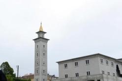 مجهولون يشعلون النار أمام مسجد في فرنسا ويرسمون علامات النازية عليه