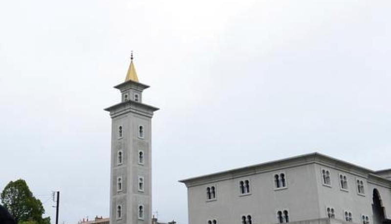 مجهولون يشعلون النار أمام مسجد في فرنسا ويرسمون علامات النازية عليه