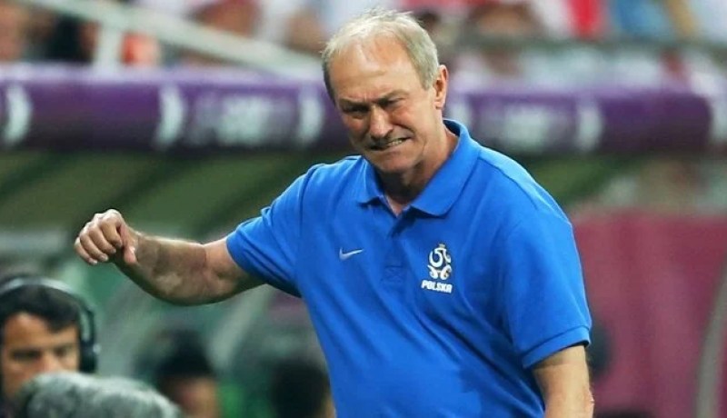 كأس أوروبا 2012: استقالة مدرب بولندا