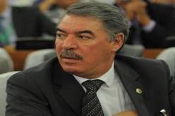 طلبة النظام القديم يتوسلون حجار