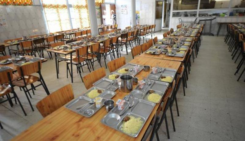 “الحالة مخروبة” في المطاعم المدرسية.. وجبات باردة للتلاميذ وآخرون “يقعدوا للشر”