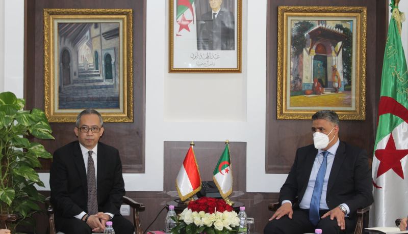 وزير السكن يستقبل سفير جمهورية اندونيسيا بالجزائر