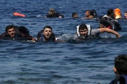آلاف اللاجئين يصلون الى مدينة بيرابوس الساحلية في اليونان