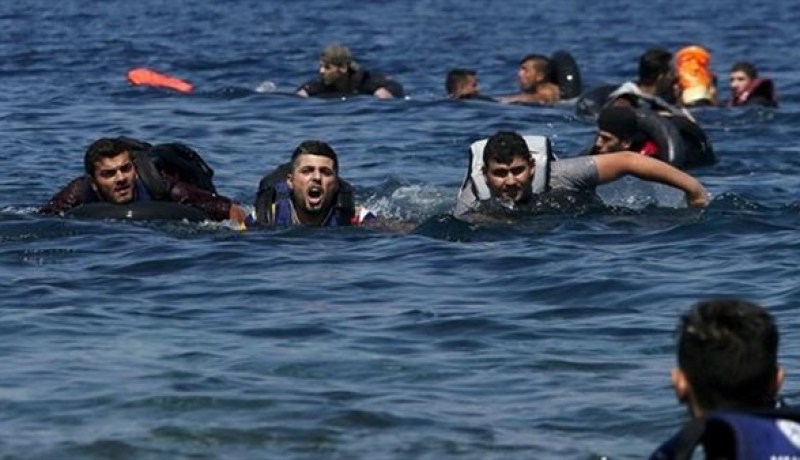 آلاف اللاجئين يصلون الى مدينة بيرابوس الساحلية في اليونان