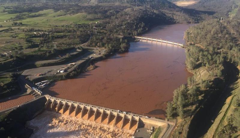 بالصور.. إجلاء أزيد من 130 ألف شخص خوفا من انهيار أكبر سد في الولايات المتحدة
