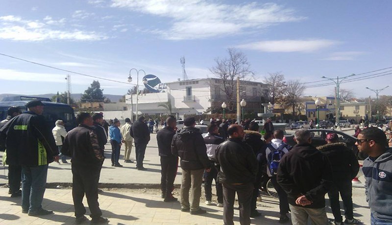 بالصور…إنقطاع مياه الشرب يخرج عشرات المواطنين للاحتجاج في تبسة