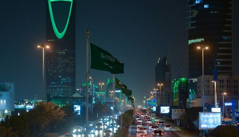 شاهد.. السعوديون يرددون النشيد الوطني من نوافذ وأسطح منازلهم