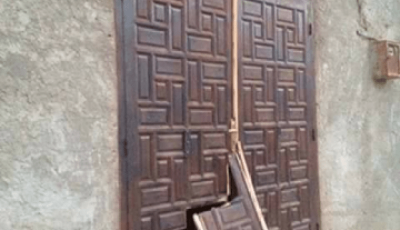 بالصور.. مجهولون يقتحمون مصلى للنساء ويسطون على أفرشته في عين الدفلى