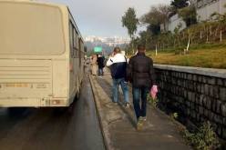 بالصور سكان قسنطينة يلتحقون بعملهم مشيا على الأقدام بعد الإعتداء الإرهابي