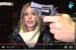 بالفيديو  مسلح يشهر مسدسا بوجه صحفية على الهواء