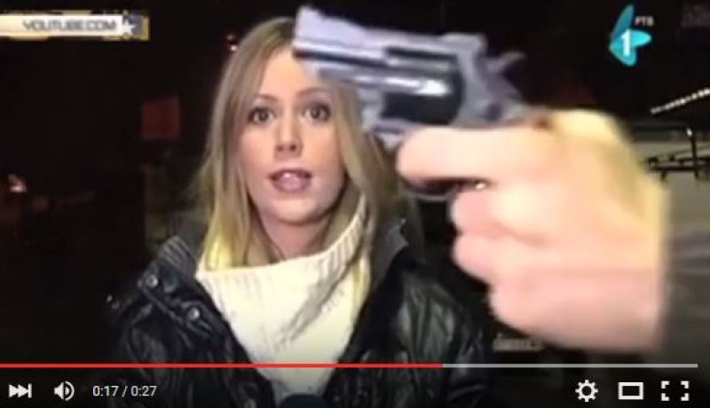 بالفيديو مسلح يشهر مسدسا بوجه صحفية على الهواء