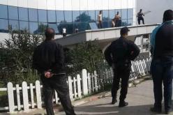 بالصور..محاولة إنتحار جماعي فوق سطح مقر ولاية البويرة
